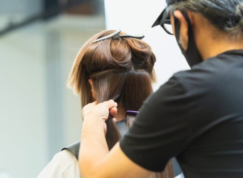 プロの美容師によるヘアカット施術シーン - 丁寧なカウンセリングとサービス提供の様子