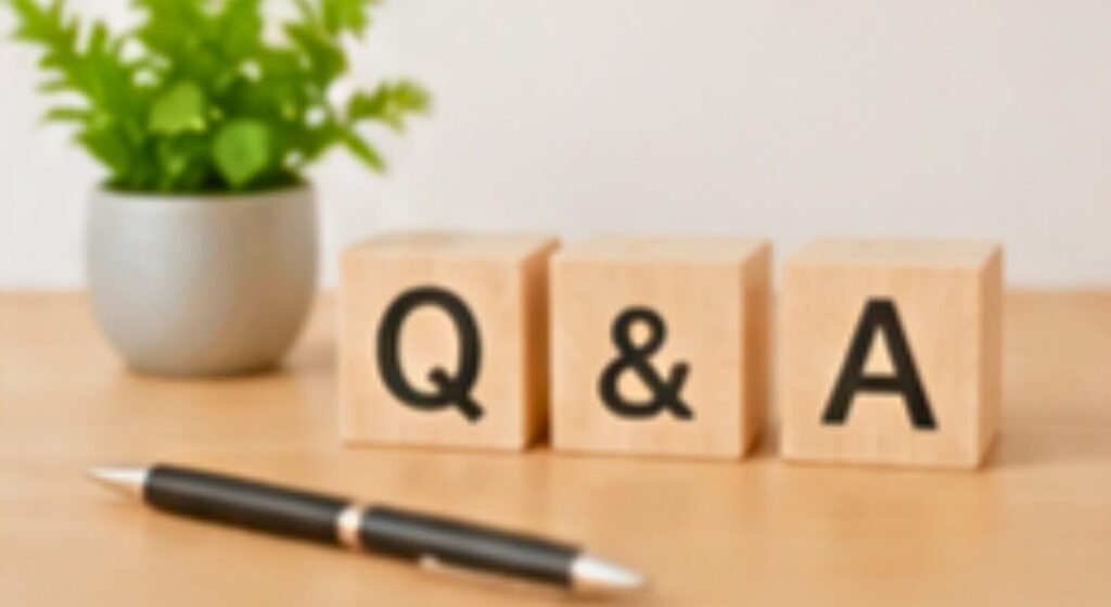 「Q&A」と刻まれた木製ブロックとペン――集客コンサルに関するよくある質問と回答セクションを示すビジュアル