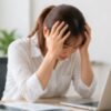 頭を抱えて悩む女性起業家――集客がうまくいかない原因は「あなた」ではなく「構造」にある