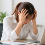 頭を抱えて悩む女性起業家――集客がうまくいかない原因は「あなた」ではなく「構造」にある