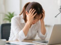 頭を抱えて悩む女性起業家――集客がうまくいかない原因は「あなた」ではなく「構造」にある