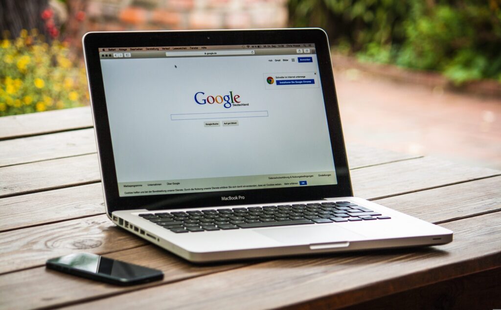 macbookでgoogleを検索している画像