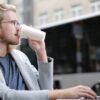フリーランスが笑顔でノートパソコンで仕事をしている様子