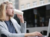 フリーランスが笑顔でノートパソコンで仕事をしている様子