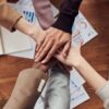 フリーランスが初案件を取得してクライアントと握手をしているシーン