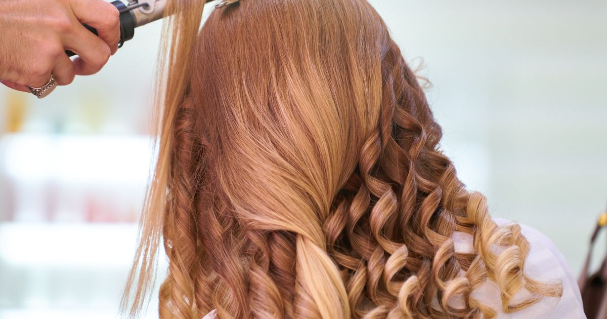 美容室でヘアスタイリングを行う様子